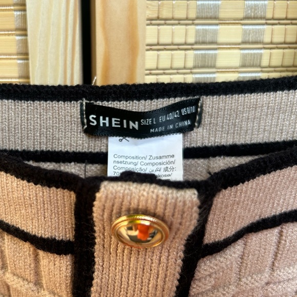 **NWOT SIZE L** Contrast Trim Button Detail Crop Knit Top (Chanel lookalike) - Picture 2 of 5